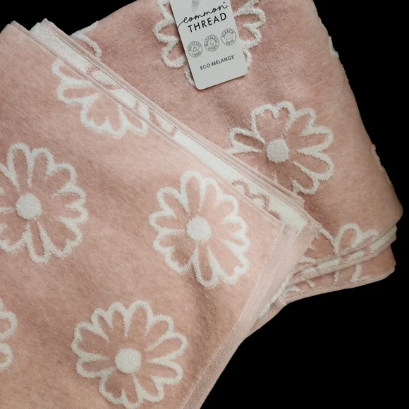 Common Thread S/2 Daisy Floral Bath Towels Zero Twist Reversible Light P… - Picture 3 of 3